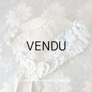 画像: アンティーク ドール & ベビー用ボネ 水色のリボン＆花模様と水玉の刺繍入り