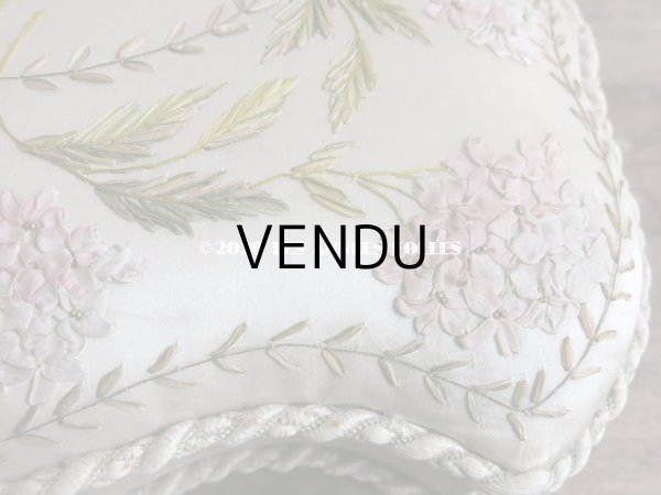 画像12: 19世紀 アンティーク ライラックのリボン刺繍入り 大きなシルクボックス 『ショコラ・フランソワ・ マルキ』　のチョコレート箱  - CHOCOLAT FRANCOIS MARQUIS PARIS - (12)