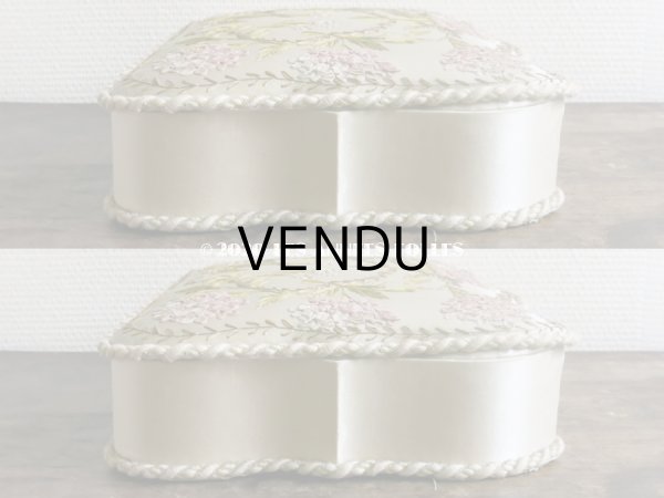 画像9: 19世紀 アンティーク ライラックのリボン刺繍入り 大きなシルクボックス 『ショコラ・フランソワ・ マルキ』　のチョコレート箱  - CHOCOLAT FRANCOIS MARQUIS PARIS - (9)