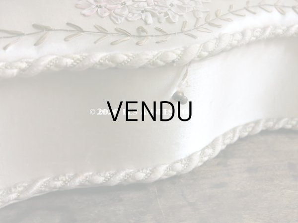 画像7: 19世紀 アンティーク ライラックのリボン刺繍入り 大きなシルクボックス 『ショコラ・フランソワ・ マルキ』　のチョコレート箱  - CHOCOLAT FRANCOIS MARQUIS PARIS - (7)