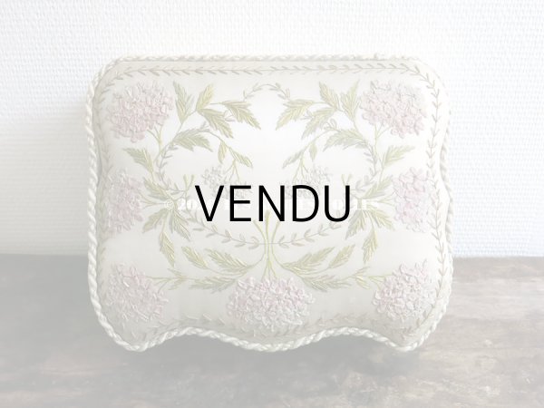 画像3: 19世紀 アンティーク ライラックのリボン刺繍入り 大きなシルクボックス 『ショコラ・フランソワ・ マルキ』　のチョコレート箱  - CHOCOLAT FRANCOIS MARQUIS PARIS - (3)