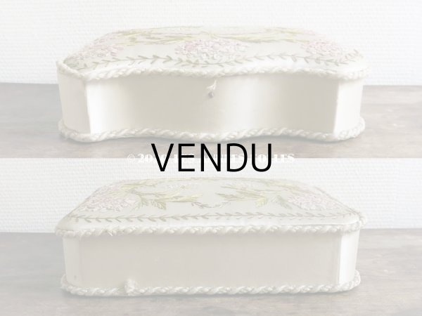 画像8: 19世紀 アンティーク ライラックのリボン刺繍入り 大きなシルクボックス 『ショコラ・フランソワ・ マルキ』　のチョコレート箱  - CHOCOLAT FRANCOIS MARQUIS PARIS - (8)