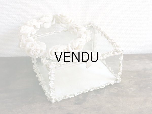 画像4: 【10周年セール対象外】 アンティーク リボンワークの大きなガラスケース シルク製 オフホワイト グローブ・ド・マリエ (4)