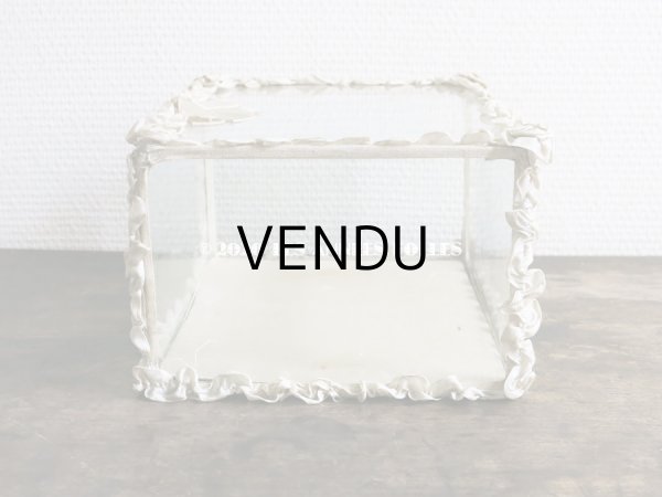 画像17: 【10周年セール対象外】 アンティーク リボンワークの大きなガラスケース シルク製 オフホワイト グローブ・ド・マリエ (17)