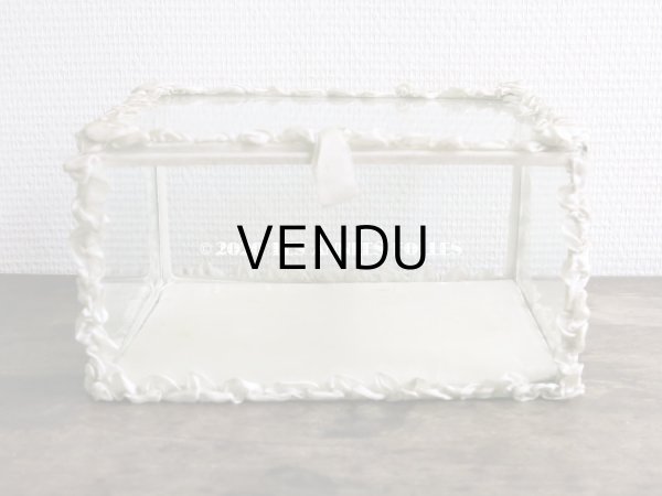 画像15: 【10周年セール対象外】 アンティーク リボンワークの大きなガラスケース シルク製 オフホワイト グローブ・ド・マリエ (15)