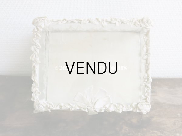 画像9: 【10周年セール対象外】 アンティーク リボンワークの大きなガラスケース シルク製 オフホワイト グローブ・ド・マリエ (9)