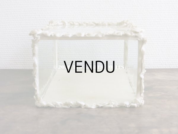 画像18: 【10周年セール対象外】 アンティーク リボンワークの大きなガラスケース シルク製 オフホワイト グローブ・ド・マリエ (18)