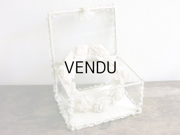 画像5: 【10周年セール対象外】 アンティーク リボンワークの大きなガラスケース シルク製 オフホワイト グローブ・ド・マリエ (5)