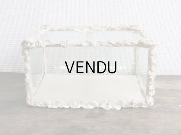 画像16: 【10周年セール対象外】 アンティーク リボンワークの大きなガラスケース シルク製 オフホワイト グローブ・ド・マリエ (16)