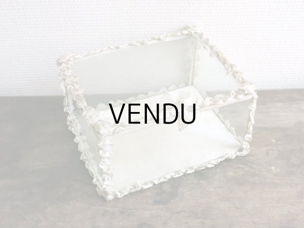 画像7: 【10周年セール対象外】 アンティーク リボンワークの大きなガラスケース シルク製 オフホワイト グローブ・ド・マリエ (7)