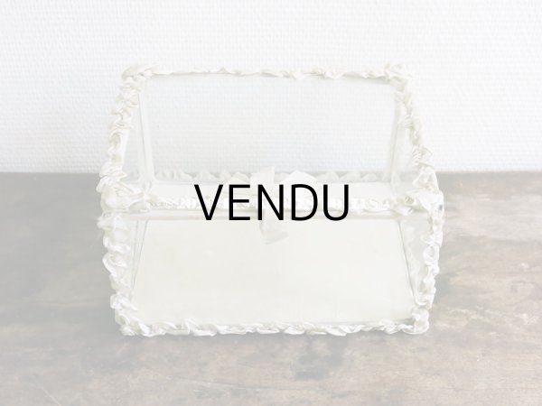 画像8: 【10周年セール対象外】 アンティーク リボンワークの大きなガラスケース シルク製 オフホワイト グローブ・ド・マリエ (8)