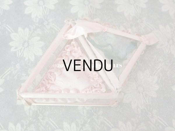 画像9: 【10周年セール対象外】 アンティーク ロココモチーフ付き リボンワークのジュエリーボックス ピンク ガラスケース (9)