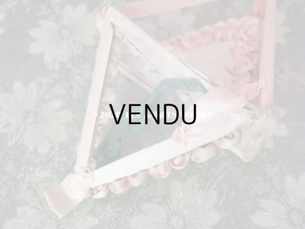 画像12: 【10周年セール対象外】 アンティーク ロココモチーフ付き リボンワークのジュエリーボックス ピンク ガラスケース (12)