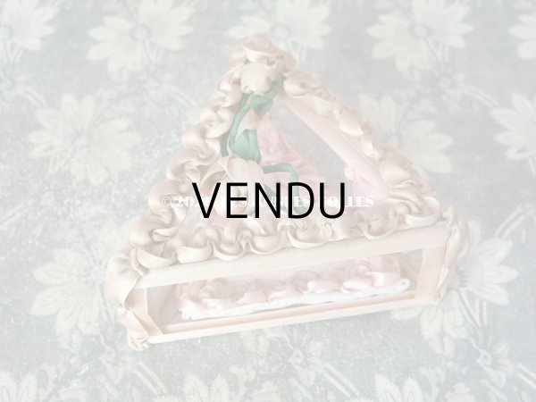 画像4: 【10周年セール対象外】 アンティーク ロココモチーフ付き リボンワークのジュエリーボックス ピンク ガラスケース (4)