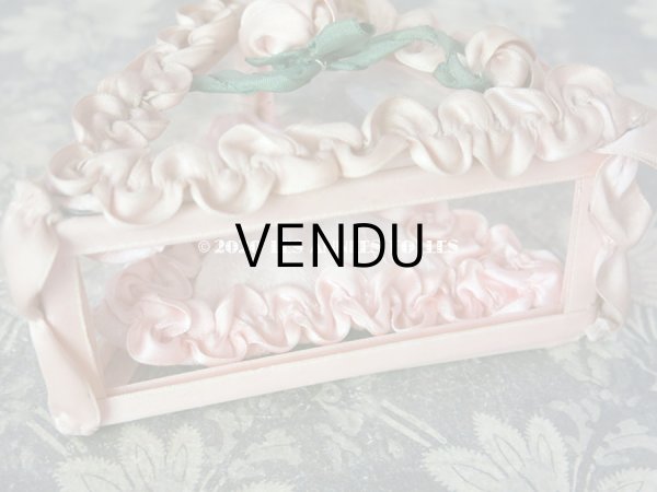 画像17: 【10周年セール対象外】 アンティーク ロココモチーフ付き リボンワークのジュエリーボックス ピンク ガラスケース (17)