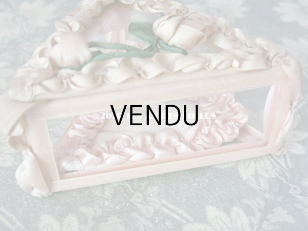 画像18: 【10周年セール対象外】 アンティーク ロココモチーフ付き リボンワークのジュエリーボックス ピンク ガラスケース (18)