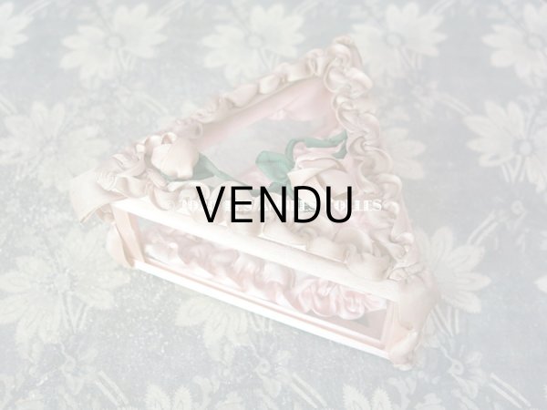 画像3: 【10周年セール対象外】 アンティーク ロココモチーフ付き リボンワークのジュエリーボックス ピンク ガラスケース (3)