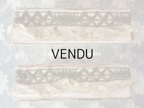 画像7: 【10周年セール対象外】 アンティーク　シルク製ロココトリム & レースのお菓子箱 ペールブルーのシルクサテン (7)