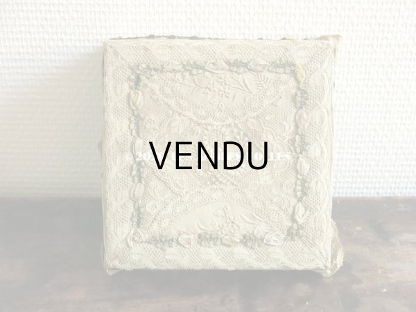 画像3: 【10周年セール対象外】 アンティーク　シルク製ロココトリム & レースのお菓子箱 ペールブルーのシルクサテン (3)