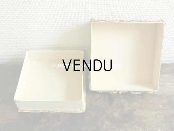 画像5: 【10周年セール対象外】 アンティーク　シルク製ロココトリム & レースのお菓子箱 ペールブルーのシルクサテン (5)