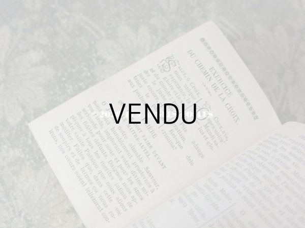 画像10: 【10周年セール対象外】 1890年 アンティーク 鈴蘭の押し花入り ミサ典書 鈴蘭や薔薇のブーケ セルロイド製 (10)