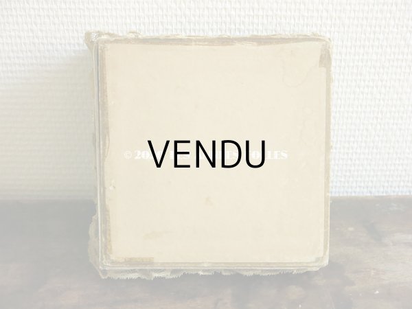 画像4: 【10周年セール対象外】 アンティーク　シルク製ロココトリム & レースのお菓子箱 ペールブルーのシルクサテン (4)