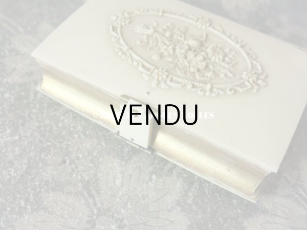 画像5: 【10周年セール対象外】 1890年 アンティーク 鈴蘭の押し花入り ミサ典書 鈴蘭や薔薇のブーケ セルロイド製 (5)