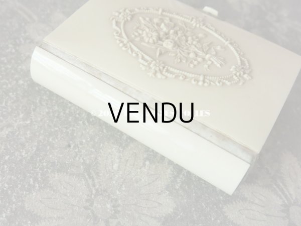 画像4: 【10周年セール対象外】 1890年 アンティーク 鈴蘭の押し花入り ミサ典書 鈴蘭や薔薇のブーケ セルロイド製 (4)