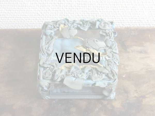 画像6: アンティーク ロココモチーフ付き リボンワークのジュエリーボックス スモーキーブルー ガラスケース (6)