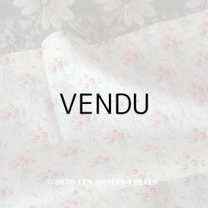 画像: アンティーク 小さな薔薇模様のファブリック 薔薇のブーケ＆水色のリボンのガーランド 78×158cm