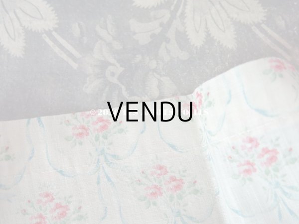 画像7: アンティーク 小さな薔薇模様のファブリック 薔薇のブーケ＆水色のリボンのガーランド 78×158cm (7)