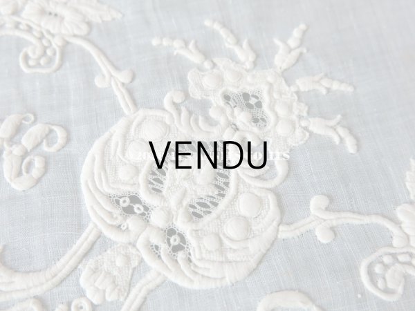 画像8: 新品同様 1914年 アンティーク 結婚式のハンカチ 花婿用　大判   ホワイトワーク & 手編みのヴァランシエンヌレース (8)