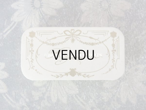 画像3: 1920年代 アンティーク とても小さなドラジェのお菓子箱 バテム BAPTEME 薔薇とリボンのガーランド  (3)