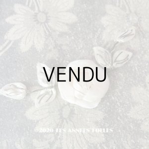 画像: 1920年代 アンティーク  白い薔薇の大きなロココモチーフ  12×5cm
