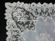 画像4: 19世紀 アンティーク 大きなモノグラム刺繍入り 結婚式のハンカチ アプリカシオン・アングルテール (ボビンレース)　 (4)