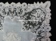 画像5: 19世紀 アンティーク 大きなモノグラム刺繍入り 結婚式のハンカチ アプリカシオン・アングルテール (ボビンレース)　 (5)