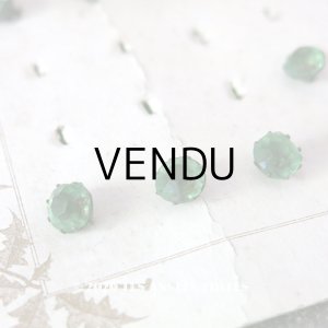 画像: 19世紀末 アンティーク 極小 ガラスボタン グリーン 7mm (ピース売り)