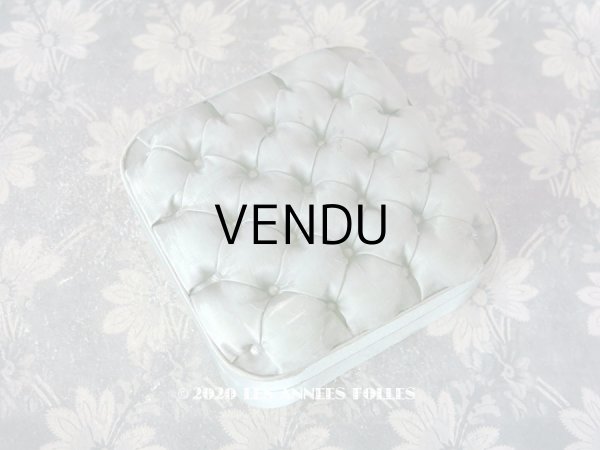 画像1: 19世紀末 アンティーク シルク製 チョコレートのお菓子箱 グレイッシュブルー (1)