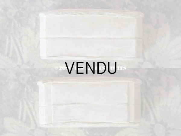 画像8: アンティーク ジュエリーボックス オフホワイトのシルクサテン (8)