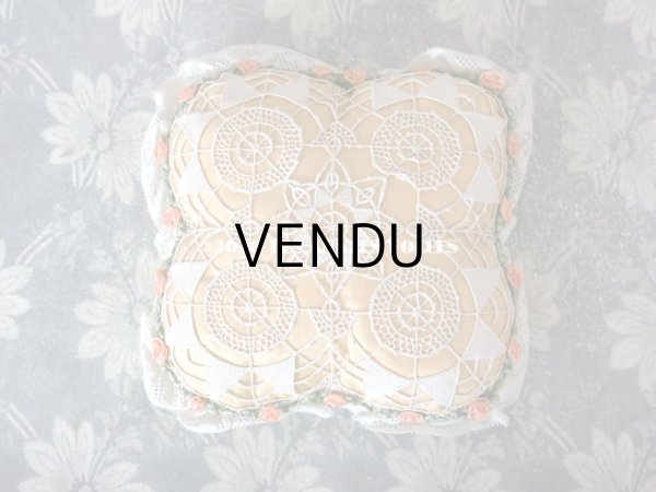 画像2: 1920年代 アンティーク シルク製ロココトリム&レース付 ピンクッション (2)