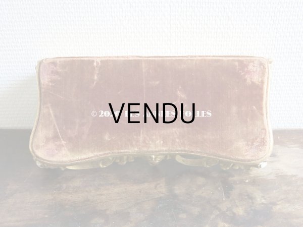 画像3: 19世紀末 アンティーク ロカイユ装飾の台座 ブラウンのベルベット　 (3)