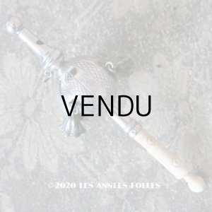 画像: 19世紀 ナポレオン3世時代 アンティーク ラトル モノグラム入り シルバー製 