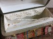 画像14: 19世紀 アンティーク ナポレオン3世時代 お菓子箱 ハンドル付き 花模様のレースペーパー チョコレートボックス 木箱  (14)