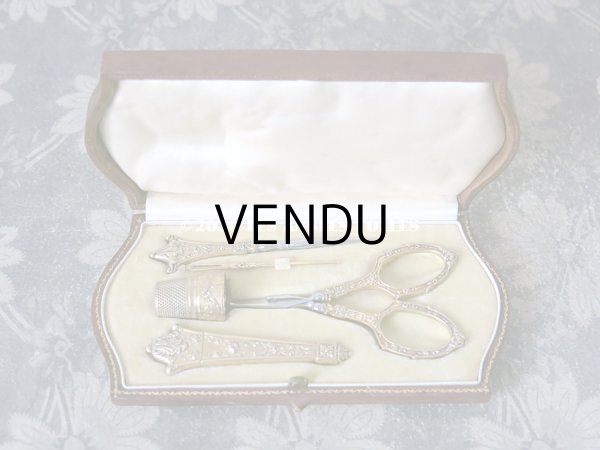 画像3: 19世紀末 アンティーク ヴェルメイユ製 薔薇模様 裁縫道具のセット  (3)