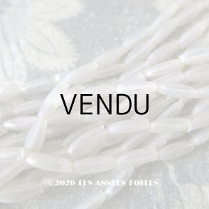 画像: 1920年代 アンティーク 吹きガラス製 ビーズ オーロラ加工 半透明のホワイト ライン入り 4×9.5mm スフレビーズ 360ピースのセット 