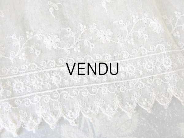 画像4: 【クリスマスセール2020対象外】 1900年代 アンティーク  幅広 花刺繍入り シルク＆コットン生地　ドレスの裾  16.2cm幅 ライトベージュ (4)