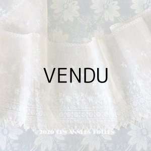画像: 【クリスマスセール2020対象外】 1900年代 アンティーク  幅広 花刺繍入り シルク＆コットン生地　ドレスの裾  16.2cm幅 ライトベージュ