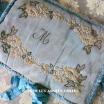 画像: 19世紀 アンティーク シルク製 ハンキーケース モノグラム＆花刺繍 ハンカチ用ポシェット グレイッシュブルー