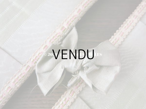 画像10: 1900年代 アンティーク 大きなリボンが結ばれた カルトナージュ  カードホルダー  リボンと花のガーランド＆白鳩  (10)