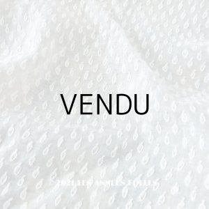 画像:  アンティーク 小さなリーフ柄の刺繍入り ファブリック クリーム色